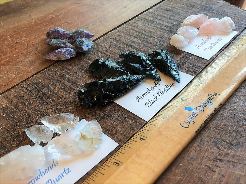 Arrowheads carved from assorted gemstones FB1603