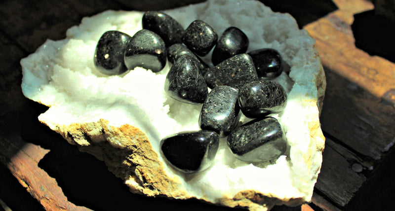 Tumbled Nuumite for deep relaxation and psychic visions